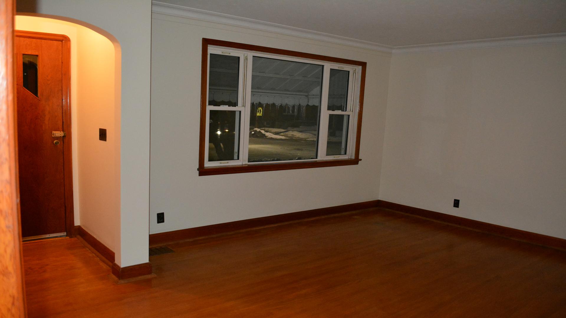 347 Lasalle Ave Oshawa, Ontario L1H 5Y8 - Living Room