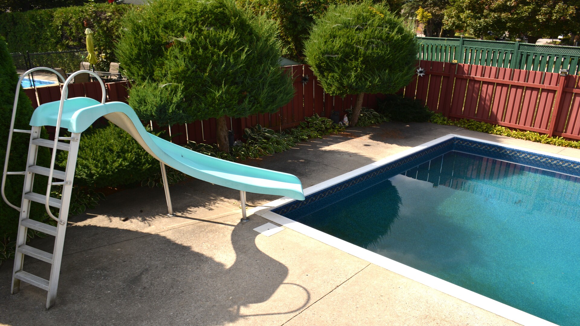 62 BRANT COURT Oshawa , Ontario L1G 4M9 - Swimming Pool