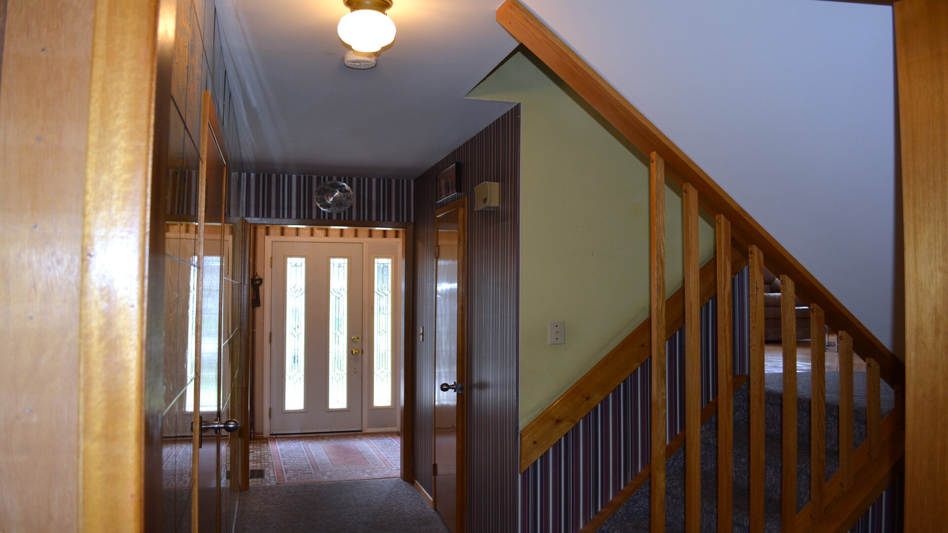 62 BRANT COURT Oshawa , Ontario L1G 4M9 - Main Level Hallway