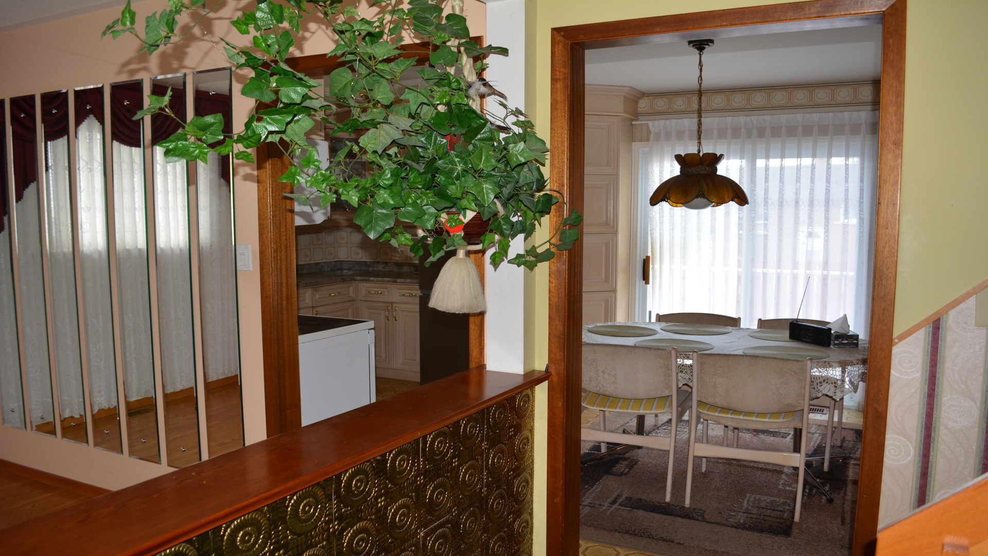 62 BRANT COURT Oshawa , Ontario L1G 4M9 - Living Room To Kitchen